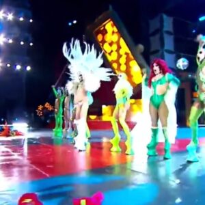 Hugáceo Crujiente Instagram - 💐🎭 ¡¡La Gala Drag Cariño!! 🎭💐
Un sueño formar parte de esta experiencia. Salir al escenario de la gala drag de Las Palmas para acompañar a @dragvulcano en su número de entrega de corona súper bien acompañada. La adrenalina fue fuerte. Larga vida a la Vulcano Cariño!! 👑👑👑
.
.
🥼 Look con chaqueta de @david__moss styled by me. 
📸 Fotos de @i_am_inti