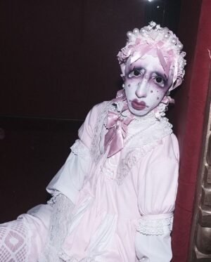 Hugáceo Crujiente Instagram - 🎀👁️ LA PIEDAD 👁️🎀
Lookito para la premiere de @lapiedadpelicula de @eduardocasanova que se estrena HOY en cines! Id a verla no os dejará indiferentes. 
Mil gracias @marrancia por déjame estos vestiditos tan cute que me salvaron el look. 
👗 @marrancia styled by me 
Gracias de nuevo @eduardocasanova por invitarnos a semejante fantasía.