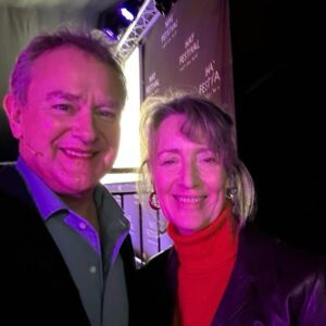 Hugh Bonneville Instagram - Thank you to Francine Stock for the chat and the audience for such a warm welcome to @hayfestival Winter Weekend.

#PlayingUnderthePiano #memoir #HayFestival #HayWinterWeekend
📷 @adamtattonreid first pic