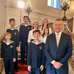 Hugh Bonneville Instagram - US folk: it’s great to be back filming in Austria for the first time in three years, ahead of Sunday’s concert featuring the @viennaboyschoir and @viennagirlschoir… and of course the @viennaphilharmonic, under the baton of Franz Welser-Möst. Join us on @pbs, New Years Day. #FromVienna