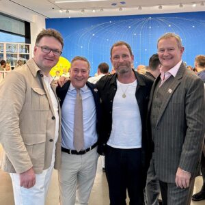Hugh Bonneville Instagram - Check out #HoldingSpace @_hospitalrooms, the mental health/art initiative set up by @timadamshaw and @niamhmwhite.

2️⃣ A bunch of Kens celebrating the work of Hospital Rooms at Hauser & Wirth’s gallery… oh look there’s @ewanventers (CEO of Hauser & Wirth), Joe Hyames and @markwogan13.

#hospitalrooms #hauserwirth #mentalhealth