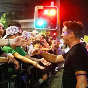 Hugh Sheridan Instagram - It was an honour and a privilege to hold our sign as ambassador for Domestic Violence within the LGBTQAI  our aim is to help continue to bring awareness and prevention, ending violence in our homes and at the hands of those we trust. As always the link to @lgbtq.dvafoundation is in my bio. Thank you @sydneymardigras and to everyone who came to support and March safely. It was truly a very meaningful way to honour all the victims of DV within the community and outside, only with togetherness will we make the much needed end to senseless violence in Australia. Love you all and peace ✌🏻 ♥️ ❤️‍🩹 🌈 💪🏼
