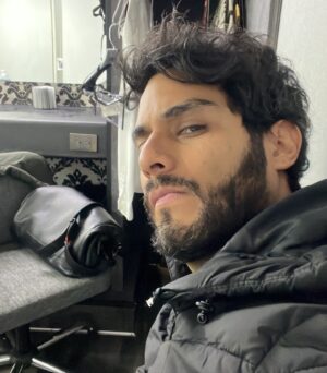 Hugo Catalán Instagram - Un día recibí una llamada de @juanosorio.oficial invitándome al proyecto que estaba por comenzar! Fui a verlo y Juan es de esas personas tan apasionadas e intensas que a los pocos minutos yo ya estaba montándome a una montaña rusa que se llamó @elamornotienerecetaof que termina hoy al aire en México pero continúa en otras partes del mundo ! Me llevo maravillosos recuerdos! Fue un placer compartir a lado de gente extraordinaria! Tanto @claudia3martin como @danielelbittar hicieron un trabajo extraordinario como protagonistas y el resto de actores fueron unos grandes compañeros! Muchas felicidades por el gran éxito! Fue una montaña rusa y creo que nunca había estado tan golpeado en la vida! Pero que bueno que les gustó mi trabajo como Fermín! Hasta la próxima ❤️😘