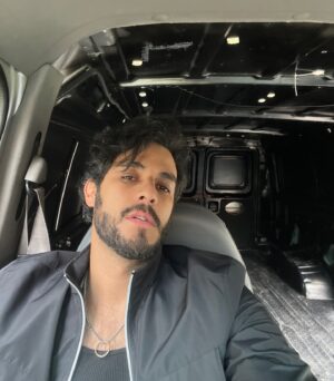 Hugo Catalán Instagram - Un día recibí una llamada de @juanosorio.oficial invitándome al proyecto que estaba por comenzar! Fui a verlo y Juan es de esas personas tan apasionadas e intensas que a los pocos minutos yo ya estaba montándome a una montaña rusa que se llamó @elamornotienerecetaof que termina hoy al aire en México pero continúa en otras partes del mundo ! Me llevo maravillosos recuerdos! Fue un placer compartir a lado de gente extraordinaria! Tanto @claudia3martin como @danielelbittar hicieron un trabajo extraordinario como protagonistas y el resto de actores fueron unos grandes compañeros! Muchas felicidades por el gran éxito! Fue una montaña rusa y creo que nunca había estado tan golpeado en la vida! Pero que bueno que les gustó mi trabajo como Fermín! Hasta la próxima ❤️😘