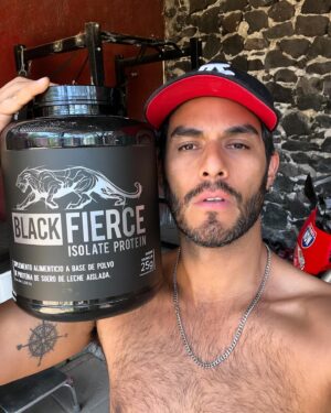 Hugo Catalán Instagram - Toca comenzar a entrenar de nuevo ! Ahora probando @blackfiercenutrition  de mi querido  @nutriologomiguelmontes  la neta si está sabrosa ❤️✌🏼