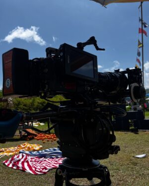 Hugo Catalán Instagram - Ufff que viaje tan hermoso! Fue un vehículo cinematográfico, un espacio de libertad creativa, de diversión, de goce y de compartir con gente maravillosa! Gracias por este guion hermoso @mtc_mtc @enriquevslafotoantigua gracias compañeros actores  por el talento y la convivencia tan divertida! Nos va a ir cabrón! Gracias a toda la producción y todos los departamentos y a todos los que estuvieron involucrados en poner su esfuerzo en este rodaje! Y gracias Puerto Escondido por las experiencias maravillosas, el café delicioso, las clases de yoga! El perreo! El calor! La habitación 55 del hotel Santa Fe! El café! El susto que me acabo de llevar hace 20 minutos cuando en seguridad en el aeropuerto me salió un alacrán gigantesco de la maleta! En fin todo y todos! Y todas! Puro agradecimiento! 
#OALC 🎥🎬