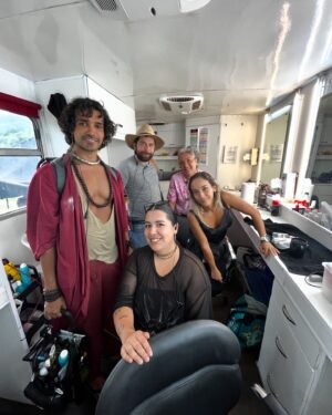 Hugo Catalán Instagram - Ufff que viaje tan hermoso! Fue un vehículo cinematográfico, un espacio de libertad creativa, de diversión, de goce y de compartir con gente maravillosa! Gracias por este guion hermoso @mtc_mtc @enriquevslafotoantigua gracias compañeros actores  por el talento y la convivencia tan divertida! Nos va a ir cabrón! Gracias a toda la producción y todos los departamentos y a todos los que estuvieron involucrados en poner su esfuerzo en este rodaje! Y gracias Puerto Escondido por las experiencias maravillosas, el café delicioso, las clases de yoga! El perreo! El calor! La habitación 55 del hotel Santa Fe! El café! El susto que me acabo de llevar hace 20 minutos cuando en seguridad en el aeropuerto me salió un alacrán gigantesco de la maleta! En fin todo y todos! Y todas! Puro agradecimiento! 
#OALC 🎥🎬