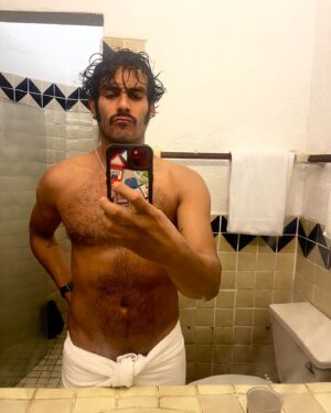 Hugo Catalán Instagram - Intentando ser sexy en el baño volumen 4! 
Íbamos a salir a perrear pero comenzó la tormenta… igual y estoy tentado a tomarme un tecito y ya ver una película… 😴