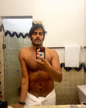 Hugo Catalán Instagram - Intentando ser sexy en el baño volumen 4! 
Íbamos a salir a perrear pero comenzó la tormenta… igual y estoy tentado a tomarme un tecito y ya ver una película… 😴