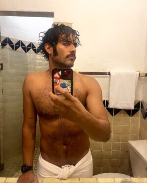 Hugo Catalán Instagram - Intentando ser sexy en el baño volumen 4! 
Íbamos a salir a perrear pero comenzó la tormenta… igual y estoy tentado a tomarme un tecito y ya ver una película… 😴
