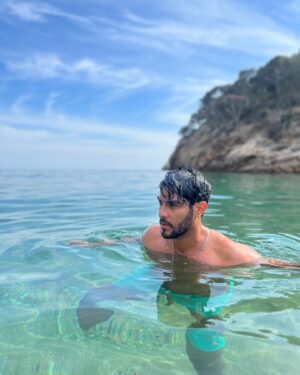 Hugo Catalán Instagram - Me he impuesto una misión! Encontrar la cala perfecta!