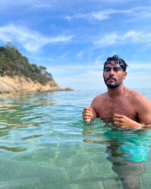 Hugo Catalán Instagram - Me he impuesto una misión! Encontrar la cala perfecta!