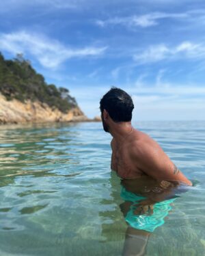 Hugo Catalán Instagram - Me he impuesto una misión! Encontrar la cala perfecta!