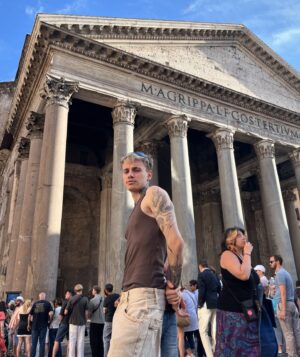 Hugo Cobo Instagram - 🏛️