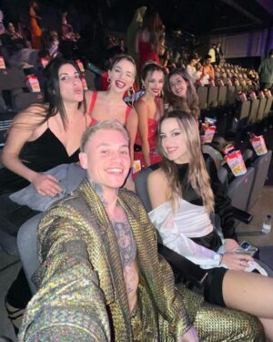 Hugo Cobo Instagram - Premios Ídolo 2024 bien acompañao'❤️‍🔥 
Gracias @aflameconcept @palomasuarez.studio por el lookazo 😍