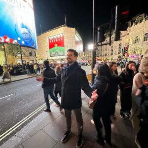 Hugo Sousa Instagram - 🇬🇧🇬🇧🇬🇧cheguei! Amanhã às 16h30 há espetáculo na Comedy Store. 
Bilhetes em www.eventbrite.pt
💪🏼💪🏼