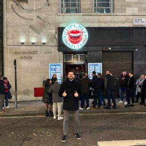 Hugo Sousa Instagram - 🇬🇧🇬🇧🇬🇧cheguei! Amanhã às 16h30 há espetáculo na Comedy Store. 
Bilhetes em www.eventbrite.pt
💪🏼💪🏼