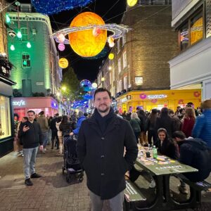 Hugo Sousa Instagram - 🇬🇧🇬🇧🇬🇧cheguei! Amanhã às 16h30 há espetáculo na Comedy Store. 
Bilhetes em www.eventbrite.pt
💪🏼💪🏼