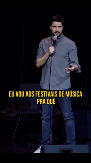 Hugo Sousa Instagram - E tentar encontrar amigos nos concertos?
#hugosousa #standupcomedy #humor #concertos #festivais #bandas #nosalive #primaverasound #rockinrio #rir #paredesdecoura #meosudoeste #northfestival