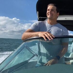 Hugo Vásquez Instagram - En el mar ... uno de mis lugares favoritos , mi sonrisa me delata como dicen por allí !! 🌊🛥🌞🙏🏼 #mar #boat #boatlife #ocean #miamibeach #
