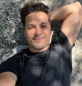 Hugo Vásquez Instagram - Feliz fin de semana mi gente 🤗🙏🏼!! #miami #miamibeach #cycling 🚴🏼🌴