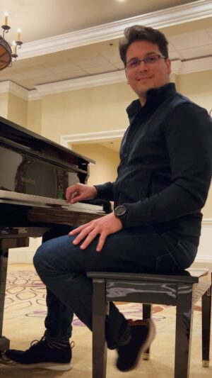Hugo Vásquez Instagram - #piano #newyork #hobbies