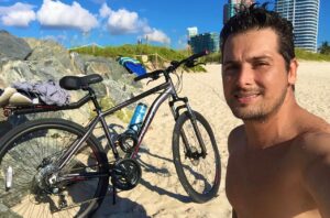 Hugo Vásquez Instagram - Verano de Miami , aguas claras en el mar , mucho calor y ánimos para entrenar ... 💯🚴🏼🔥 #southbeach #southpointe #miamibeach #cycling #cyclinglife #beach #florida