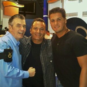 Hugo Vásquez Instagram - #tbt grabando la guerra de los sexos , en @venevision junto a @javiervidalpradas @henrysotooficial #caracas #venevision #venezuela #tv #grabacion