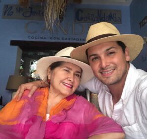 Hugo Vásquez Instagram - La personita a quien le debo mi vida y mi ser ..❤️ 🍃🌟💫🌹🌹🌺 ,  gracias por tanto amor. , te amo infinito mami !!! y aunque tengo claro que el día de las madres son todos los días  hoy en especial quiero desearte feliz día y también para todas las mamás en su día ❤️🙏🏼 .