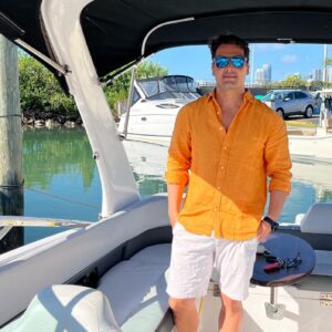 Hugo Vásquez Instagram - Paso por acá a dejarles mis saludos y desearles un buen fin de semana !!! #Miami 🌴#usa #florida