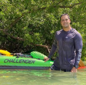 Hugo Vásquez Instagram - Un par de millas en #kayak para cerrar la semana #miamibeach #flaglermemorialisland #southbeach #florida #clearwater #ocean #training #boatlife