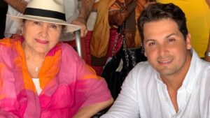 Hugo Vásquez Instagram - Para mi el día de las madres  realmente es todos los días , amar y honrar a la madre que te dio la vida , la que entregó su tiempo , fuerzas , trabajo y dedicación  para darte lo mejor de sí con todo ese amor infinito y abnegado , no basta un día al año para hacer honor y agraceder tanto ❤️, pero hoy particularmente es un día especial para todas , así que aprovecho para enviarle un gran abrazo , felicidades y muchas bendiciones a mi madre y a todas las madres en este día , que Dios las bendiga siempre 🌹🌹🌹#diadelasmadres #bendiciones #graciasdios