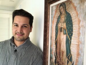 Hugo Vásquez Instagram - Hoy es un día para dar gracias , por la vida , por todo lo que me das Dios y a ti Virgen santísima por tanto recibido 🙏🏼, hoy día de mi cumpleaños también les doy gracias a mi familia y amigos por formar parte de mi vida , gracias por todos los mensajes recibidos desde temprano , Dios los bendiga , ustedes son y serán mi mejor regalo el día de hoy y siempre 🤗🙏🏼❤️🎂#graciasdios #graciasvirgen #cumpleanos #happybirthdaytome #happybirthday