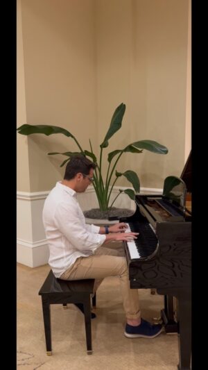 Hugo Vásquez Instagram - Feliz fin de semana mi gente , hoy les quiero compartir un poquito de uno de mis mayores placeres , el piano 🎹✨ #pianomusic #piano