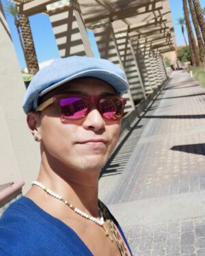 Hugo Wong Instagram - Coachella 天氣太好喇☀️
方圓唔知幾多公里只有一舊小雲☁️

#desertlife #palmtrees
