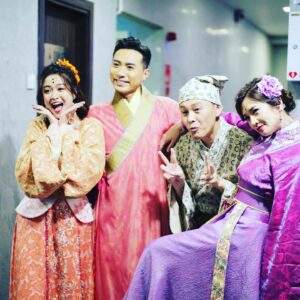 Hugo Wong Instagram - Good show🎉
多謝家燕姐
呢個團隊真係好正😃

#送給你黃金萬兩演唱會 
#皆大歡喜
#黃金萬両