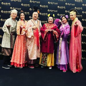 Hugo Wong Instagram - Good show🎉
多謝家燕姐
呢個團隊真係好正😃

#送給你黃金萬兩演唱會 
#皆大歡喜
#黃金萬両