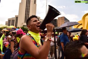 Humberto Busto Instagram - ¡Largo y dichoso fin de semana.!
Gracias @movimientopcd por todo el trabajo, amor y dedicación en preparar esta gran coordenada para el contingente #pride 🌈
¡Que viva la furia disca! 👊🏻✨✨✨
#mareafosfo