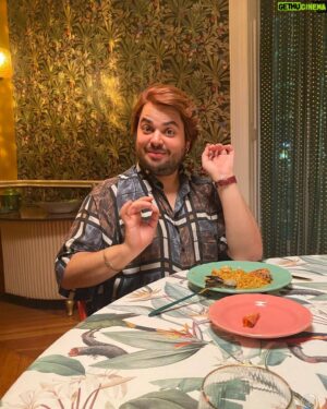 Humberto Busto Instagram - Nadie podrá callar a esta tribu:
TENGO QUE MORIR TODAS LAS NOCHES
.
@primevideomx @primevideolat 
.
#backstage #series #amazon #lgbtq #elnueve #tengoquemorirtodaslasnoches