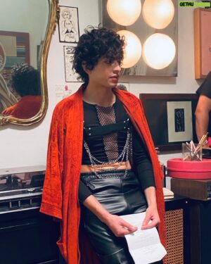 Humberto Busto Instagram - Nadie podrá callar a esta tribu:
TENGO QUE MORIR TODAS LAS NOCHES
.
@primevideomx @primevideolat 
.
#backstage #series #amazon #lgbtq #elnueve #tengoquemorirtodaslasnoches