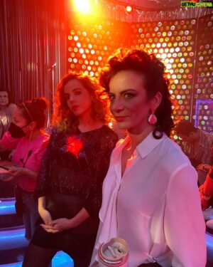 Humberto Busto Instagram - Nadie podrá callar a esta tribu:
TENGO QUE MORIR TODAS LAS NOCHES
.
@primevideomx @primevideolat 
.
#backstage #series #amazon #lgbtq #elnueve #tengoquemorirtodaslasnoches
