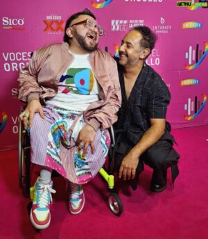 Humberto Busto Instagram - Revolucion(es)
.
.
Les amo ❤️
.
Gracias por tan bella noche @vocesdelorgullomx