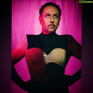 Humberto Busto Instagram - El género es una reproducción performativa, es decir, una repetición de actos y comportamientos que refuerzan las normas y roles de género establecidos.
Judith Butler
.
@dixpa.mag 
PR @_boknegra 

Foto: @ievegonzalez
Asistente: @r_a_l_m
Entrevista: davidsula_
Grooming: @gnicole_muah 
Styling: @isaacro.mx 
Producción: @roger_sh / @armandbarroka 
Body @steph_closet_boutique