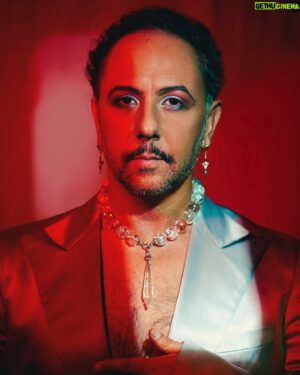 Humberto Busto Instagram - Disfruta nuestra nueva portada con @humbertobusto: “Como actor, con este tipo de personajes creces muchísimo y se te desafía en todos los niveles: en lo corporal, lo vocal, en el diseño de imagen, en la expresividad, en la profundidad de las emociones”.

Descarga nuestro nuevo número desde el link en nuestra BIO 🔝

Foto: @ievegonzalez
Asistente: @r_a_l_m
Entrevista: @davidsula_ 
Grooming: @gnicole_muah 
Styling: @isaacro.mx 
Producción: @roger_sh / @armandbarroka 

Looks 
Sacos: @benitosantosoficial 
Joyería: @cesarconstanzo.jewelry