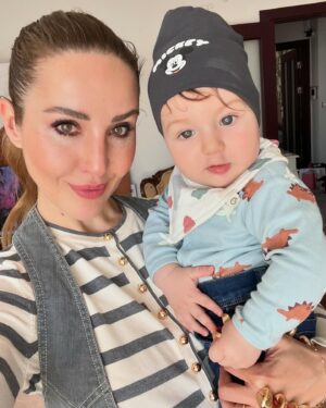 Hümeyra Aydoğdu Instagram - Annecim papatyayı 🌼 yemiyoruz 😄 Anneye hediye ediyoruz bugün 🐥🌼 

My first Mother’s day as a mom ❤️🧿

#happymothersday