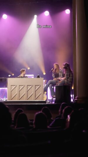 Hunter Hayes Instagram - Flying solo and making friends! Give it up for @mckaylamariemusic! // 🎥: @matthewalecgold
