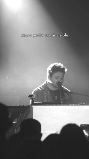 Hunter Hayes Instagram - Here’s to anyone who’s ever felt invisible… // 🎥: @matthewalecgold #hunterhayes #concert #invisible