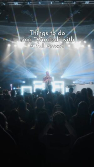 Hunter Hayes Instagram - To answer the question, this never gets old and I’m grateful for it every day. It’s all I ever wanted… // 🎥: @matthewalecgold #hunterhayes #popmusic #wanted