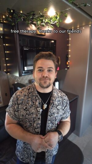 Hunter Hayes Instagram - Mental health is essential. Click the link in my bio to pledge 1 of 3 ways you plan to help a friend support their mental health and you’ll automatically receive a link with FREE mental health resources from @legacyyouthleadership and you will be entered in a chance to win a year’s worth of FREE therapy.
