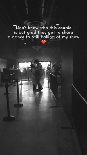 Hunter Hayes Instagram - Candid concert moment captured by @matthewalecgold, cheers friends! #candid #stillfalling #dancing